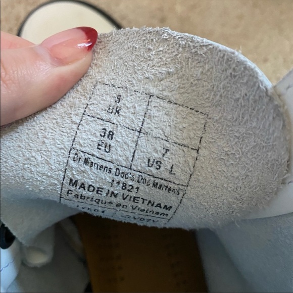 Dr Martens! Great condition! Small blemish - Picture 3 of 7
